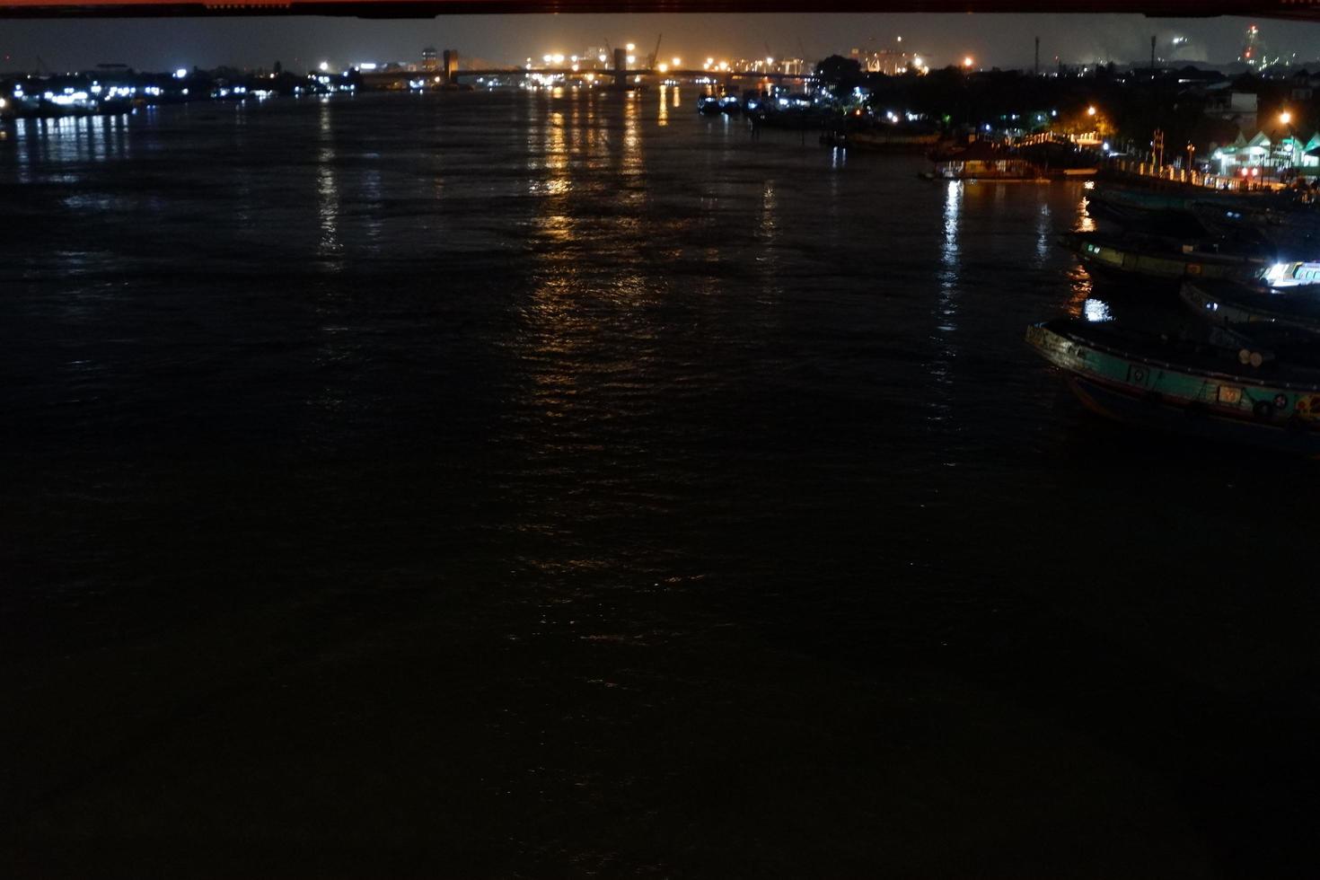 ogan ilir, indonesia - 17 de octubre de 2021, vista nocturna en una de las ciudades, ogan ilir, indonesia foto