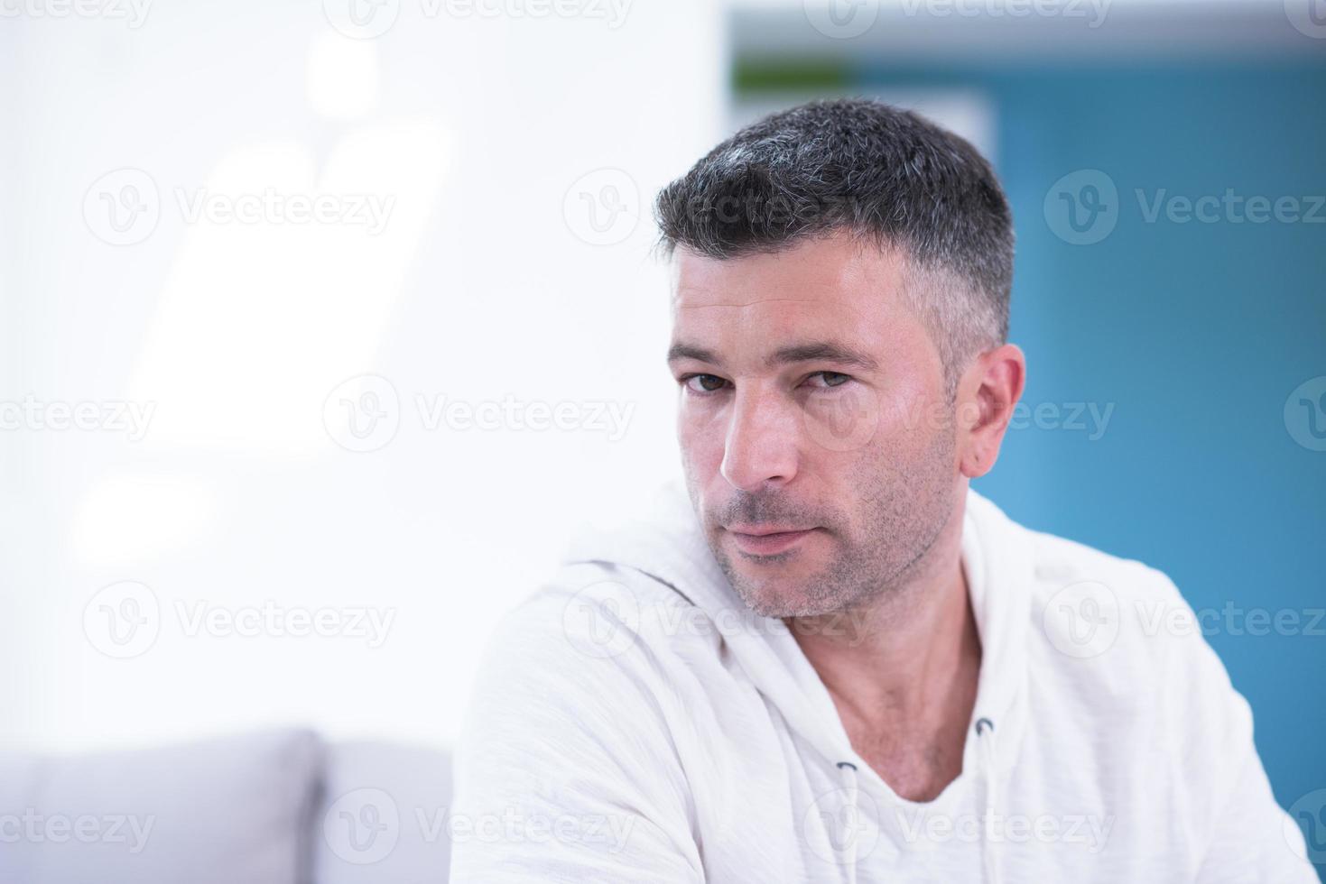 retrato de un joven en casa foto