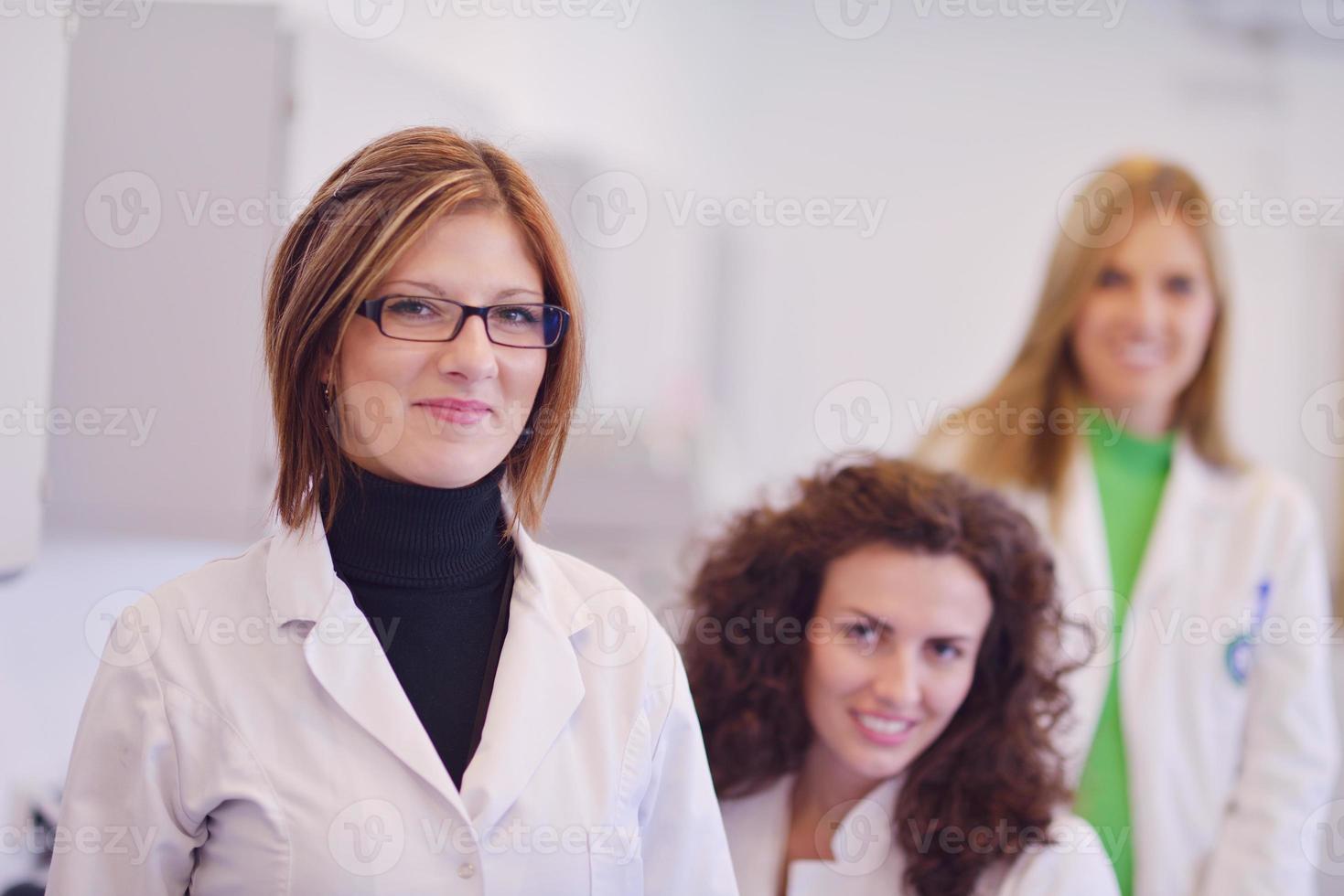 científicos que trabajan en el laboratorio foto