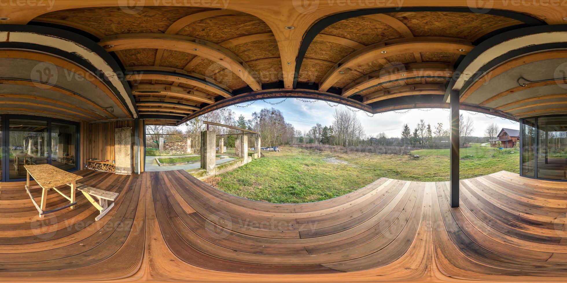 Ángulo completo de hdri panorama 360 en el interior de la terraza de la sala vacía con ventanas panorámicas en una casa de campo de vacaciones de madera en proyección esférica equirectangular.vr contenido foto