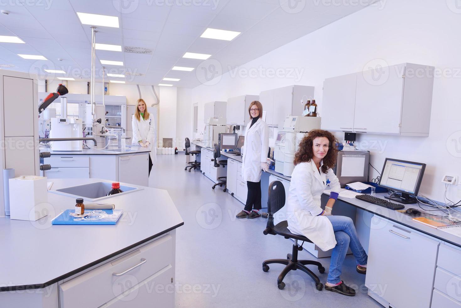 científicos que trabajan en el laboratorio foto