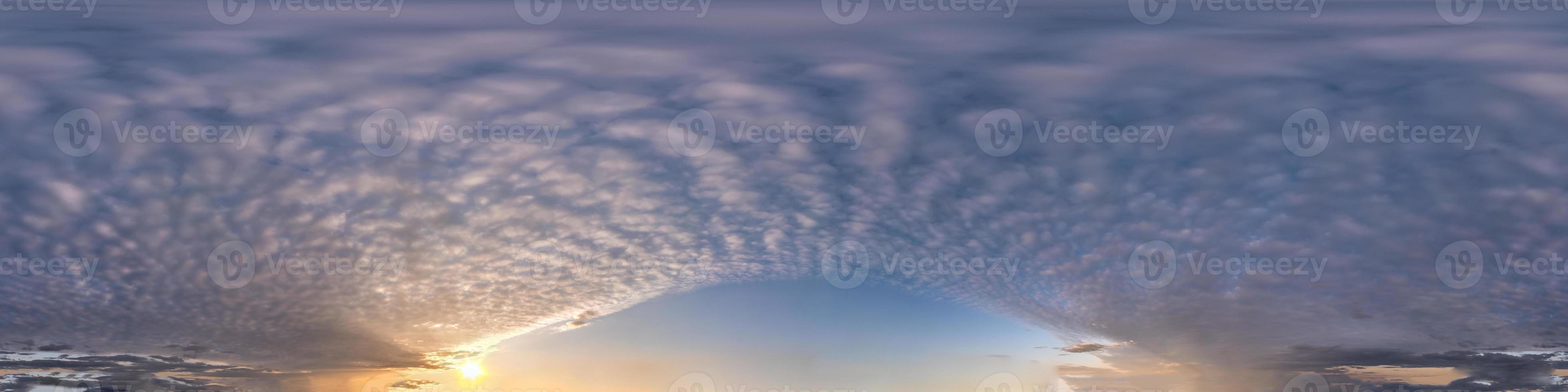 panorama hdri transparente 360 grados ángulo vista cielo azul con hermosas nubes de cúmulos esponjosas por la noche sin suelo con cenit para usar en gráficos 3d o desarrollo de juegos como cúpula del cielo o editar toma de drones foto