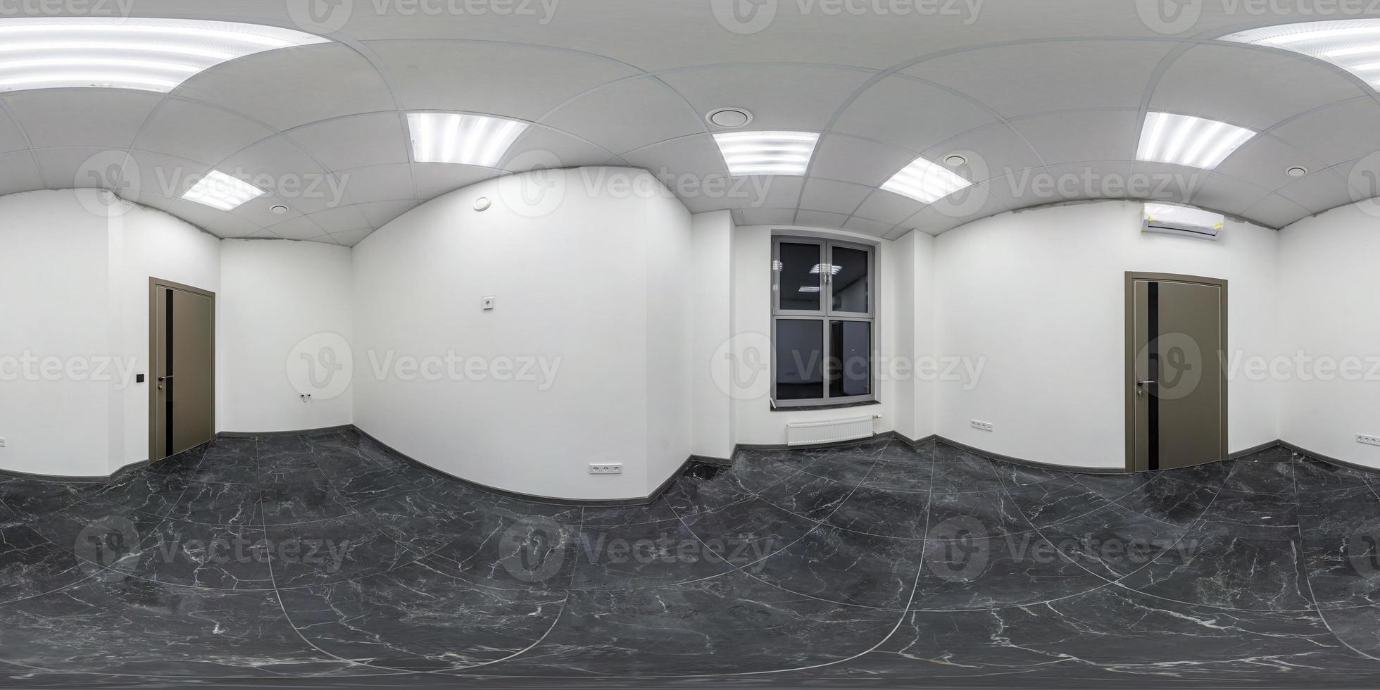 habitación blanca vacía sin muebles con grandes ventanales. panorama hdri esférico completo de 360 grados en habitación interior en apartamentos modernos, oficina o clínica en proyección equirectangular foto