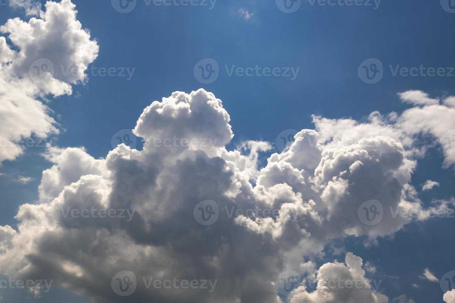 fondo de cielo azul con grandes nubes blancas diminutas de cirros de estratos rayados foto