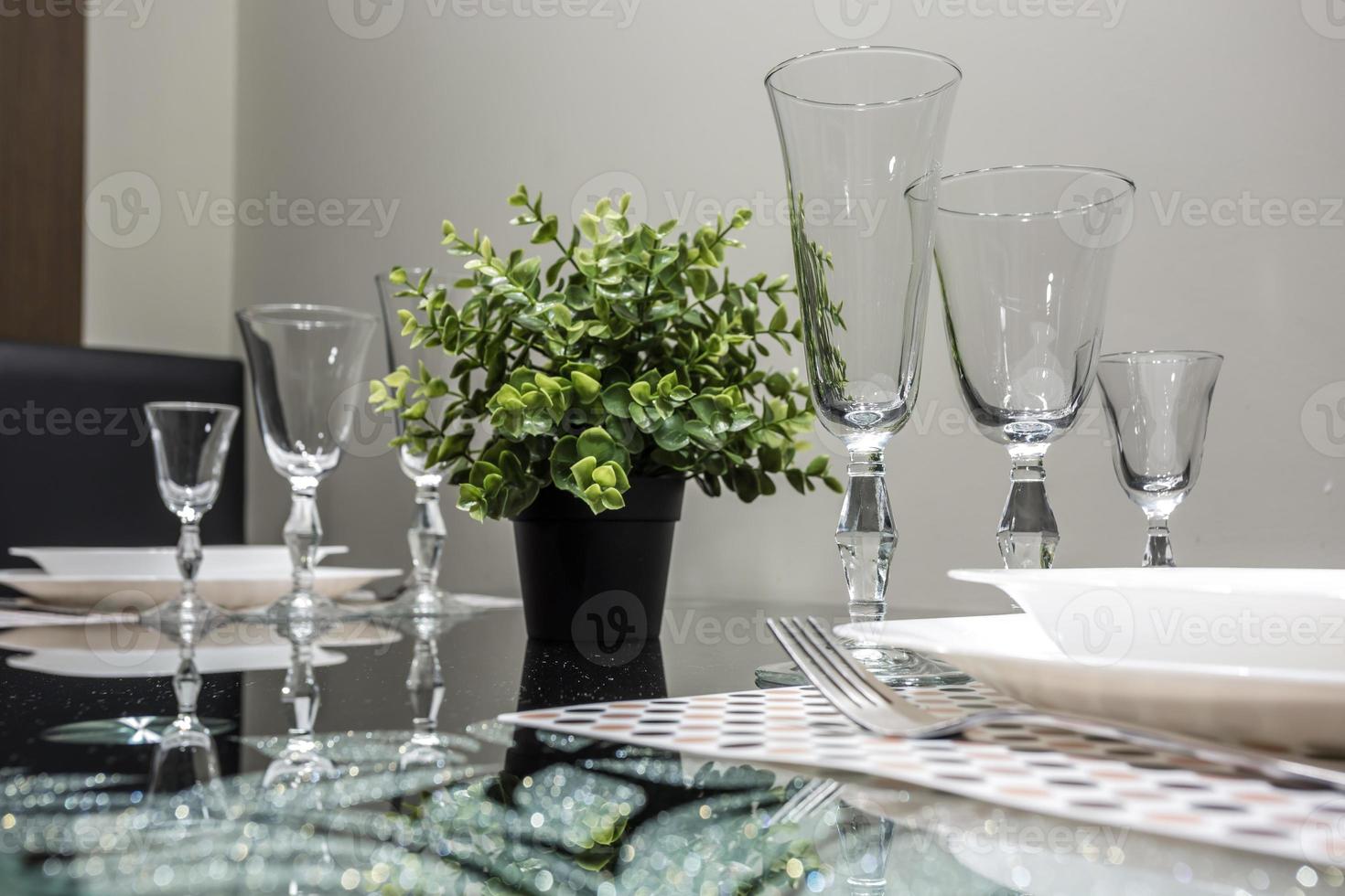 mesa de banquete servida con instrumentos y decorada con copas de vino vacías foto