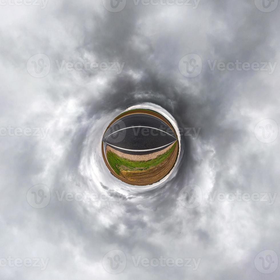 pequeño planeta transformación de panorama esférico 360 grados. vista aérea abstracta esférica en el campo con impresionantes nubes hermosas. curvatura del espacio. foto