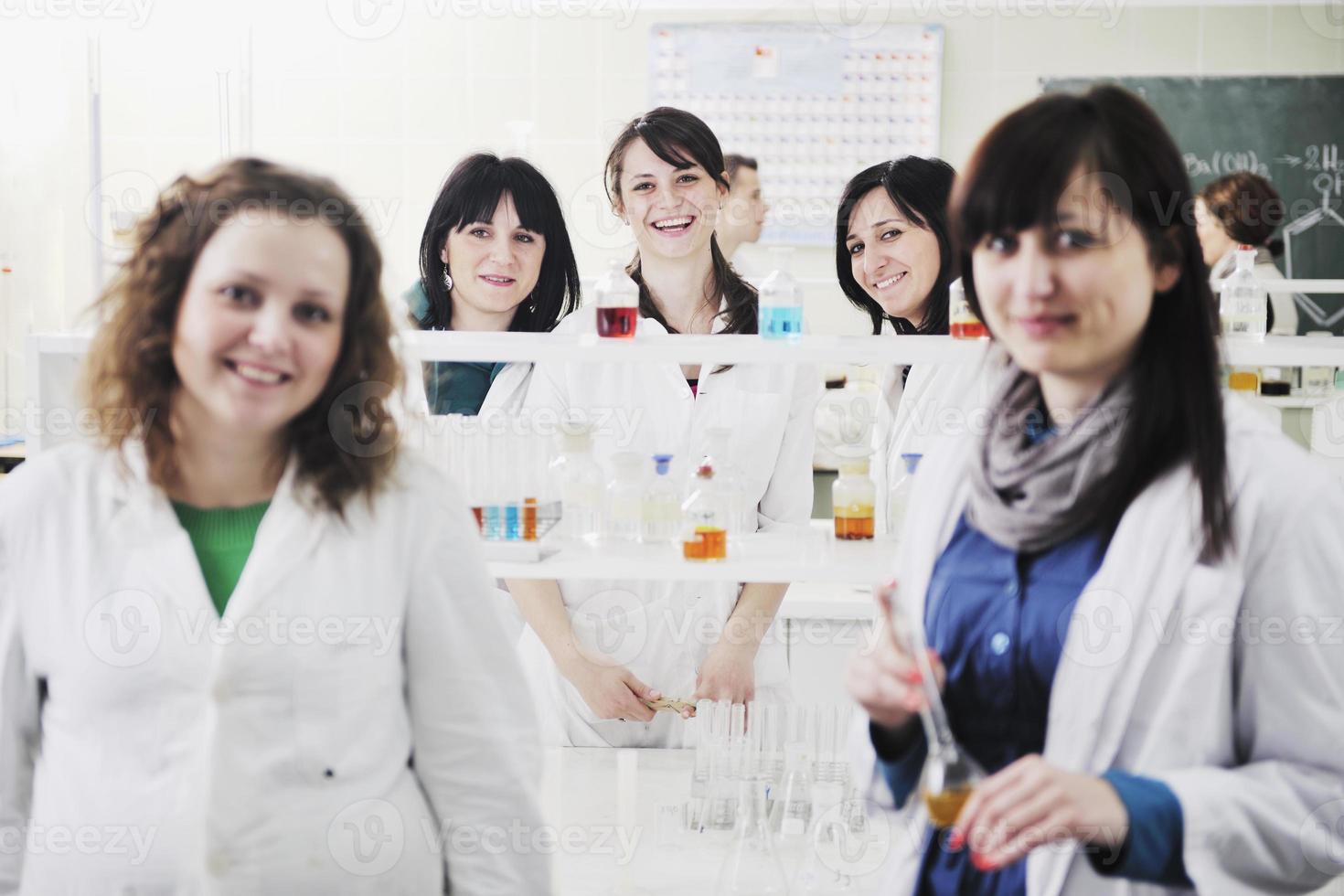 grupo de personas en el laboratorio foto