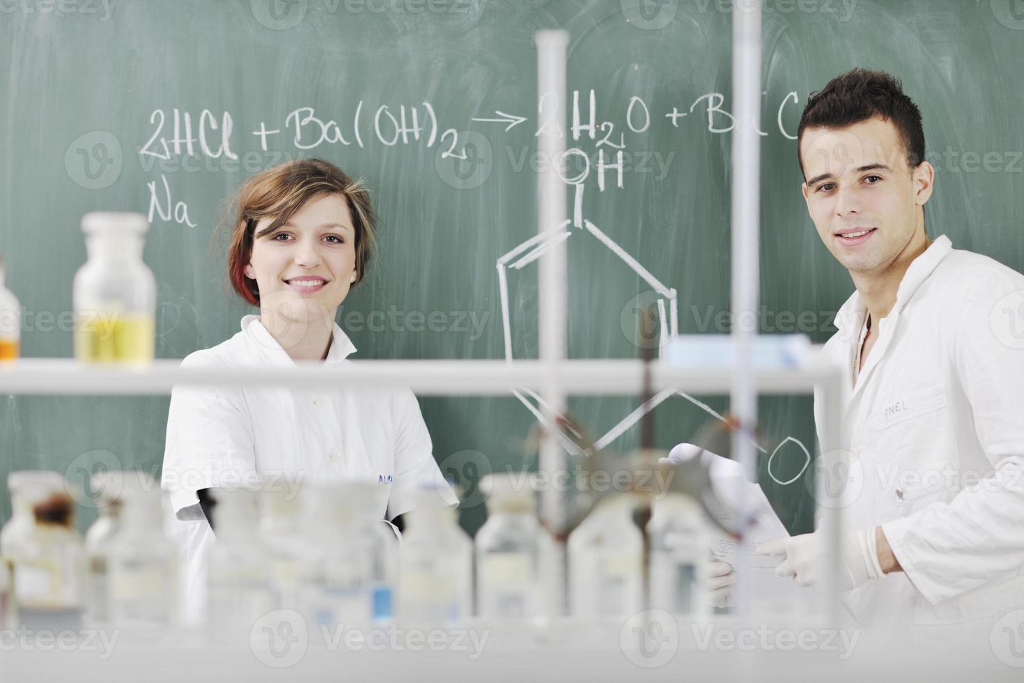 pareja de estudiantes en laboratorio foto