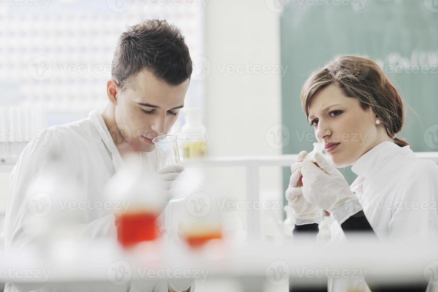 pareja de estudiantes en laboratorio foto