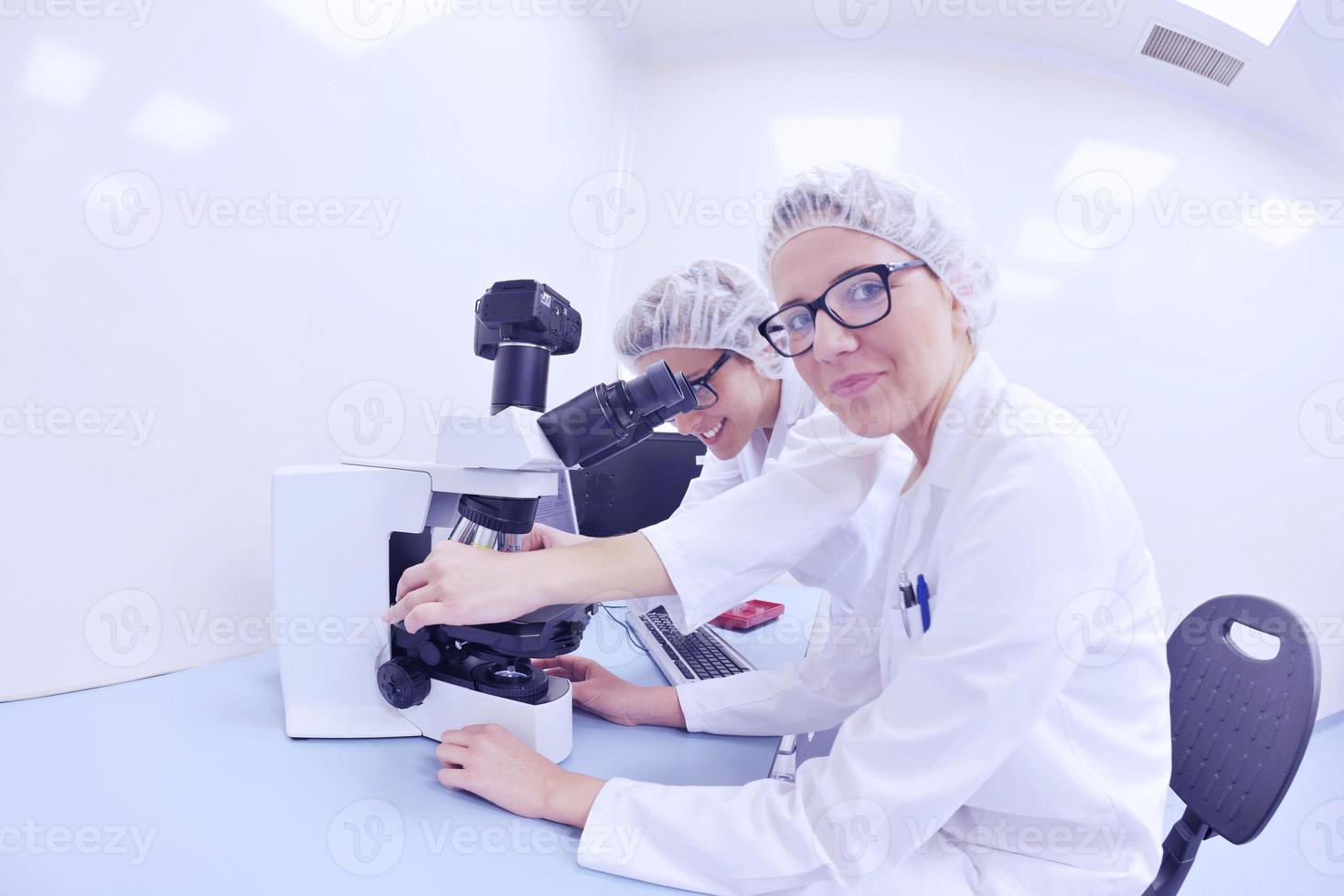 científicos que trabajan en el laboratorio foto