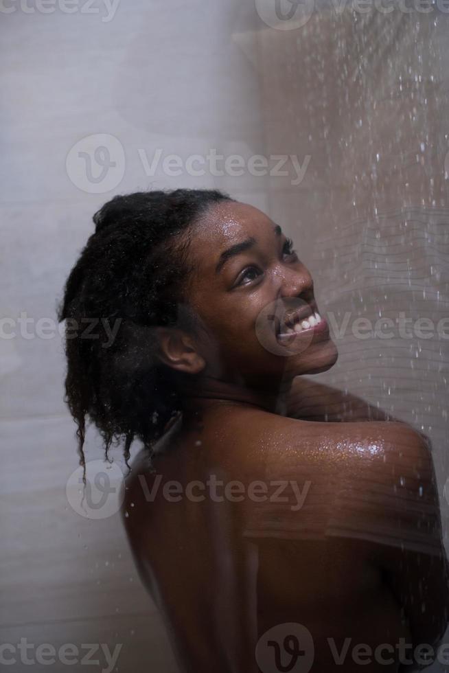 mujer afroamericana en la ducha foto