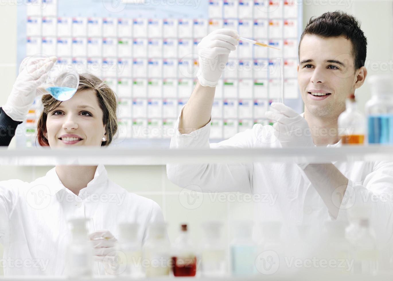 pareja de estudiantes en laboratorio foto