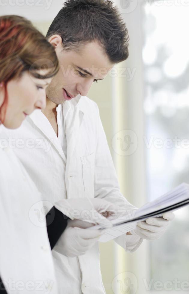 students couple in lab photo