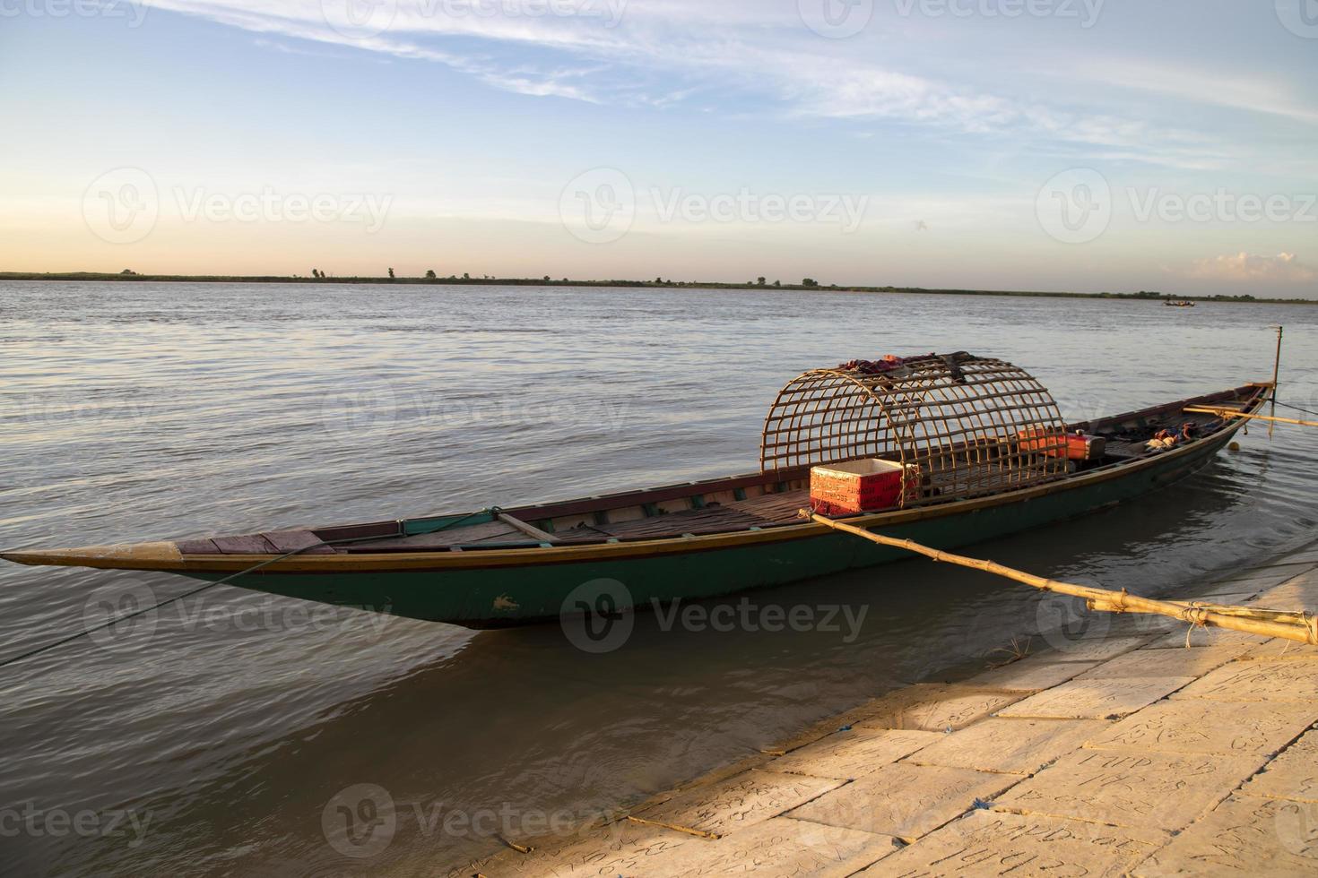 hermosa vista del paisaje de barcos de pesca de madera en la orilla del río padma en bangladesh foto