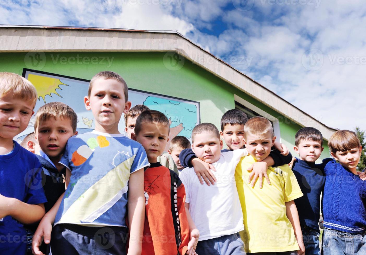 los niños en edad preescolar al aire libre se divierten foto