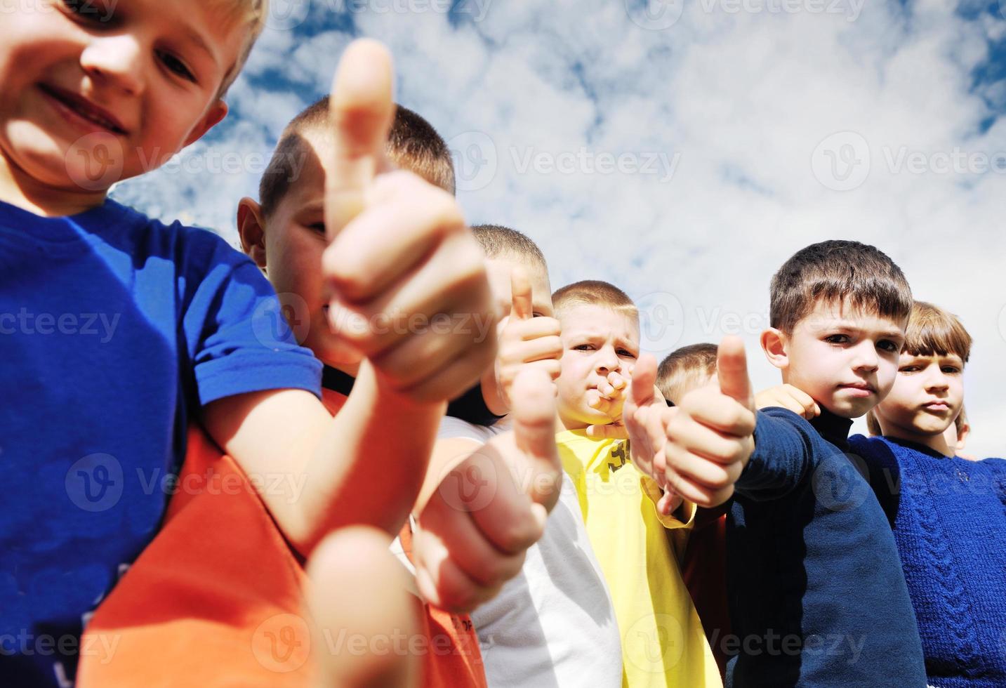 los niños en edad preescolar al aire libre se divierten foto