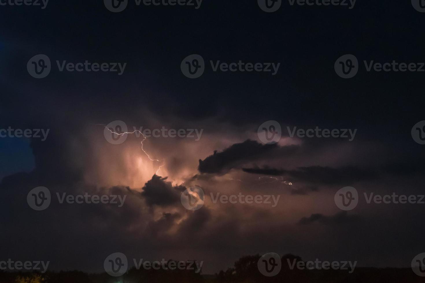 relámpago sobre un fondo nublado pesado trayendo rayos de trueno foto