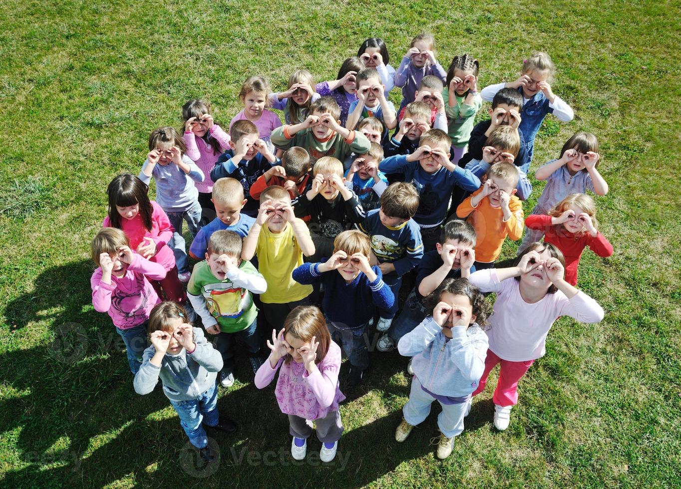 los niños en edad preescolar al aire libre se divierten foto