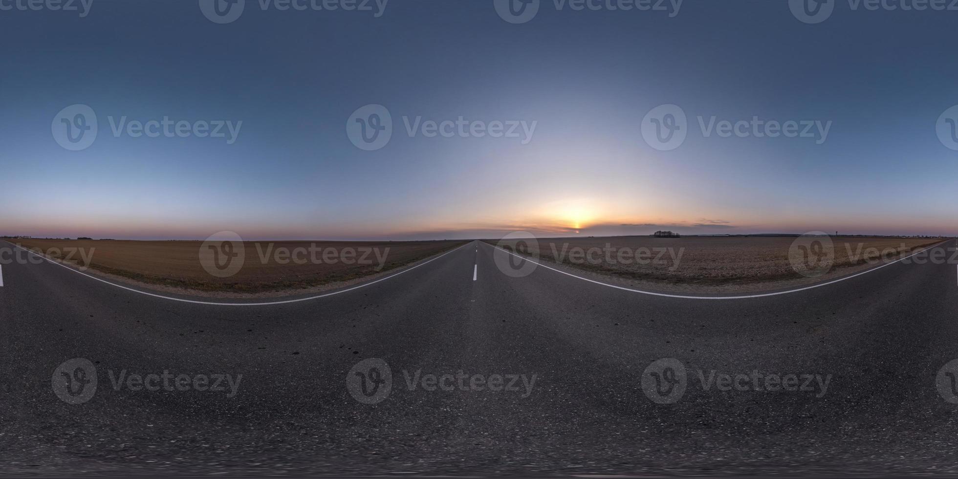 vista de ángulo de 360 grados de panorama hdri esférico completo sin tráfico en carretera asfaltada entre campos en la noche de primavera con cielo despejado en proyección equirectangular, contenido vr ar foto