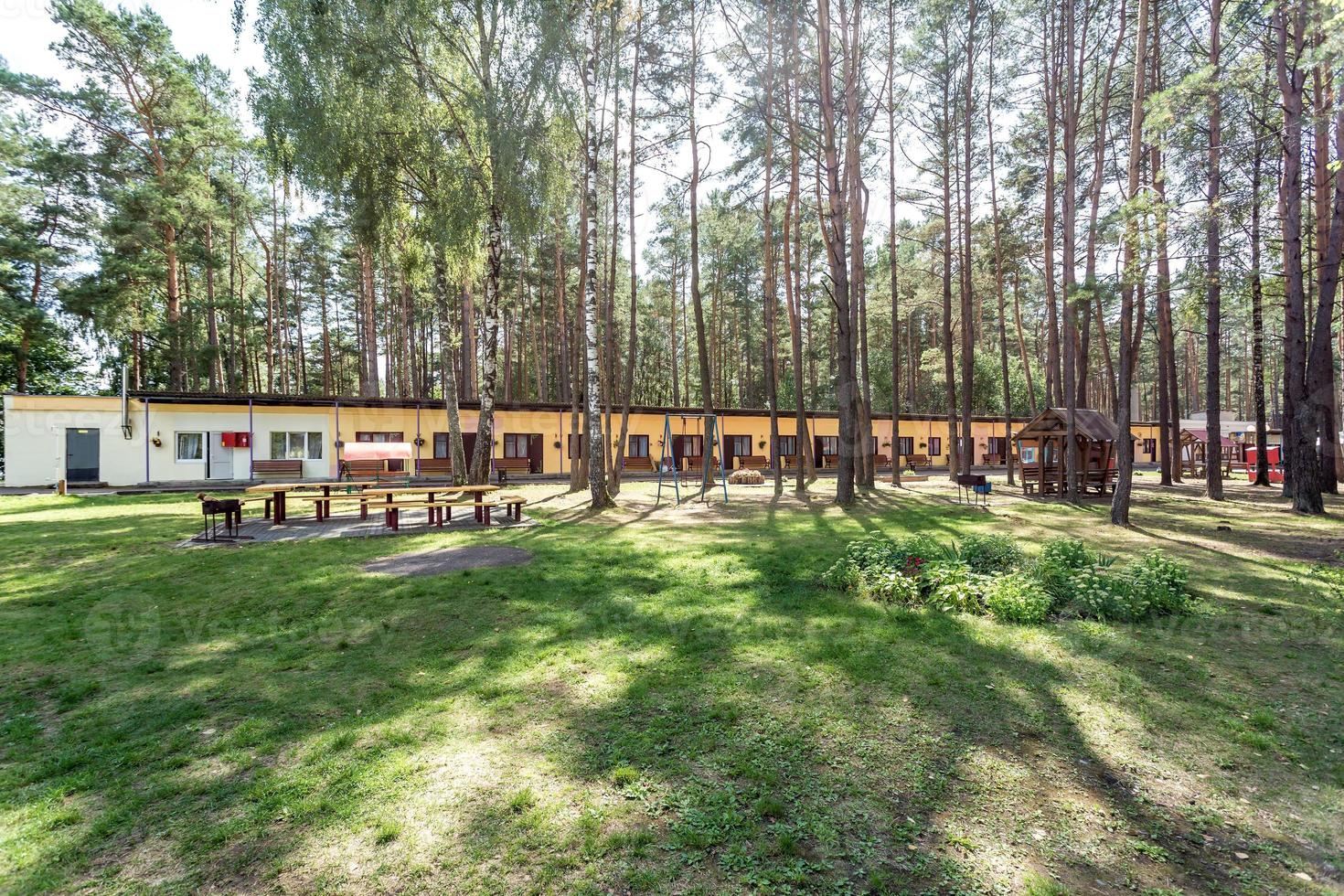 cenadores de madera para acampar con todas las comodidades en un bosque de pinos foto