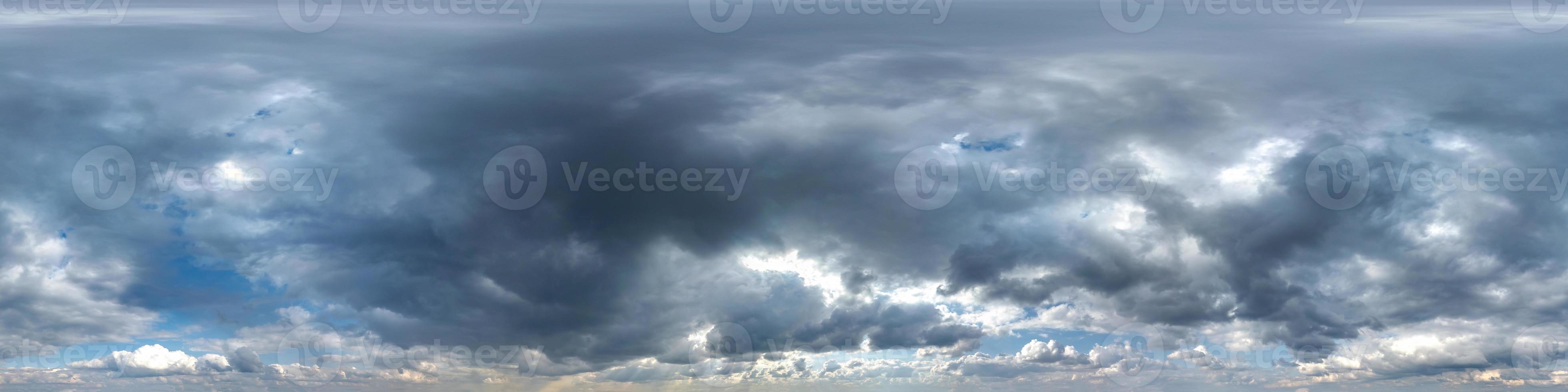 cielo con hermosas nubes cúmulos vespertinos. vista de ángulo de 360 grados de panorama hdri transparente con cenit para usar en gráficos o desarrollo de juegos como cúpula del cielo o editar toma de drones foto