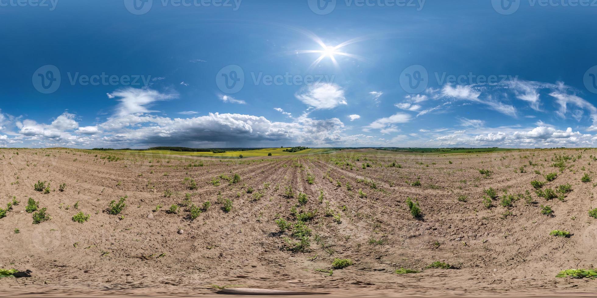 vista de ángulo de 360 grados de panorama hdri esférico completo sin costuras entre campos en primavera con impresionantes nubes en proyección equirectangular, listo para contenido de realidad virtual vr ar foto