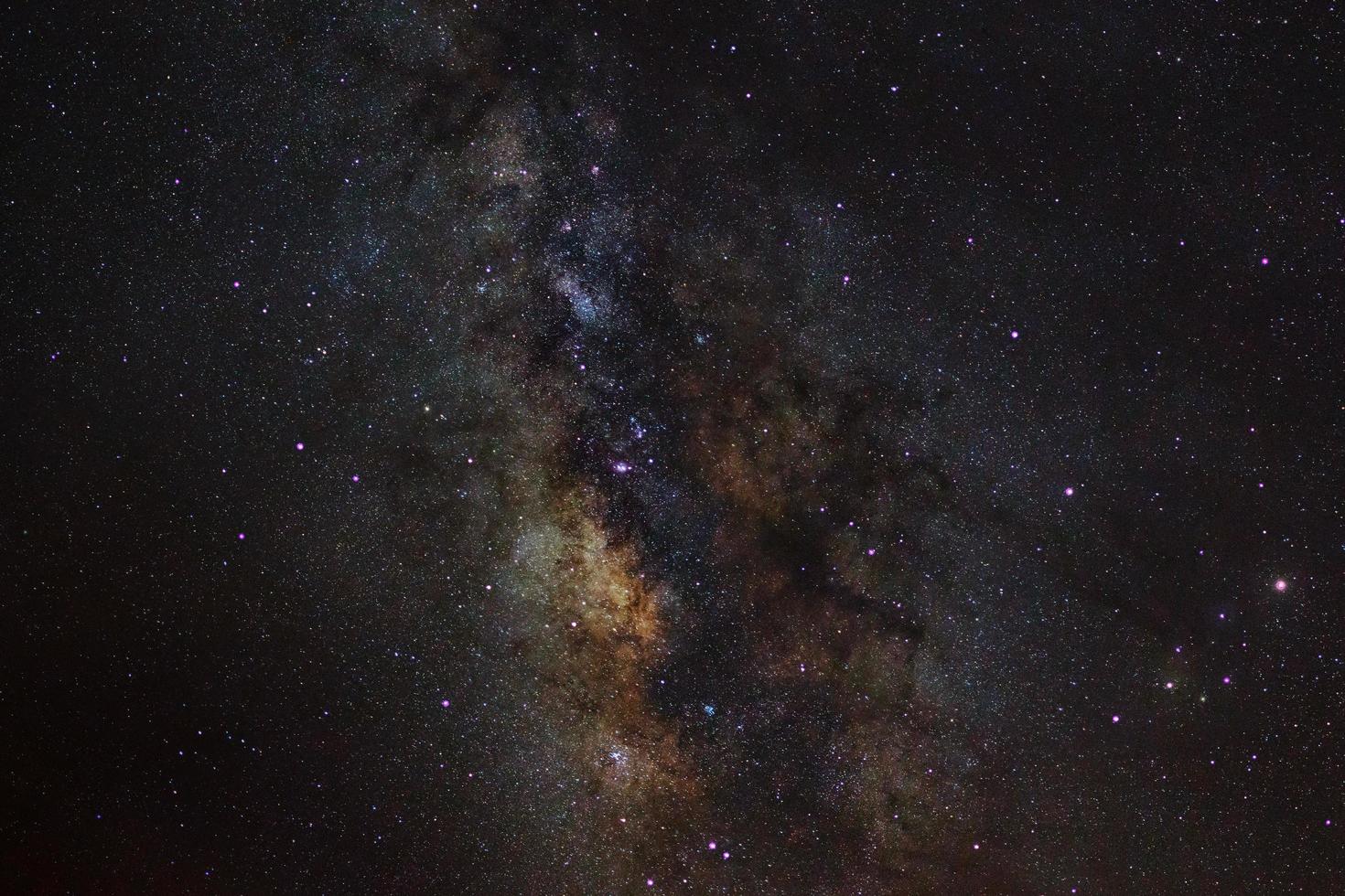 primer plano de la galaxia de la vía láctea, fotografía de larga exposición, con grano foto