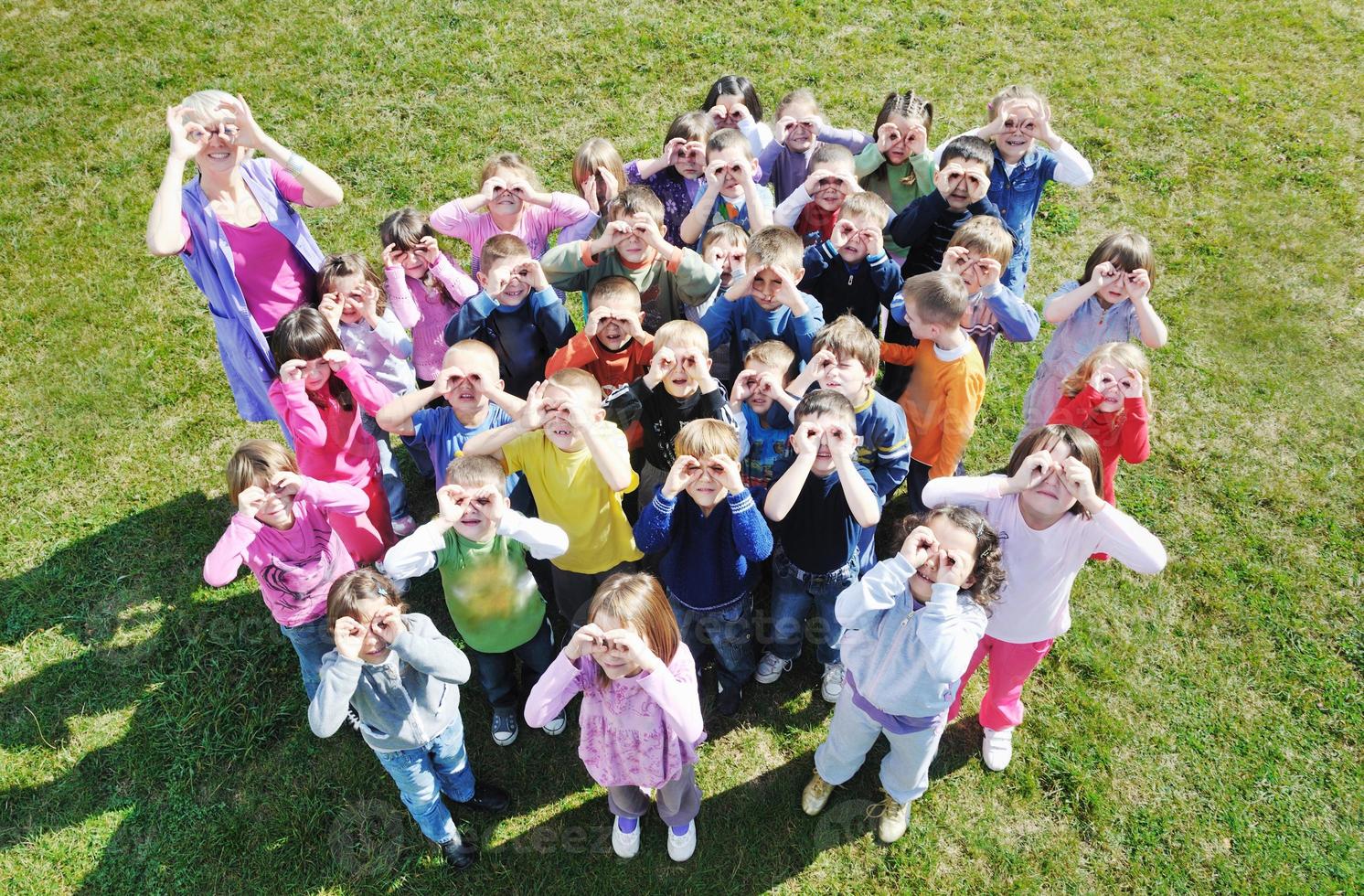 los niños en edad preescolar al aire libre se divierten foto