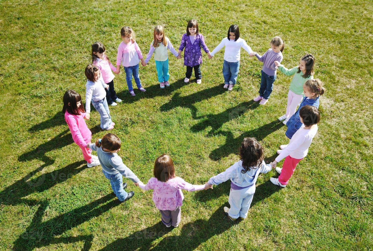 los niños en edad preescolar al aire libre se divierten foto