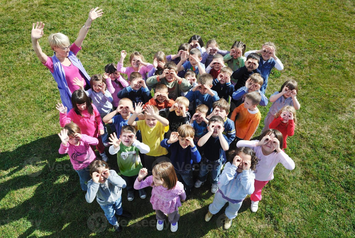 los niños en edad preescolar al aire libre se divierten foto