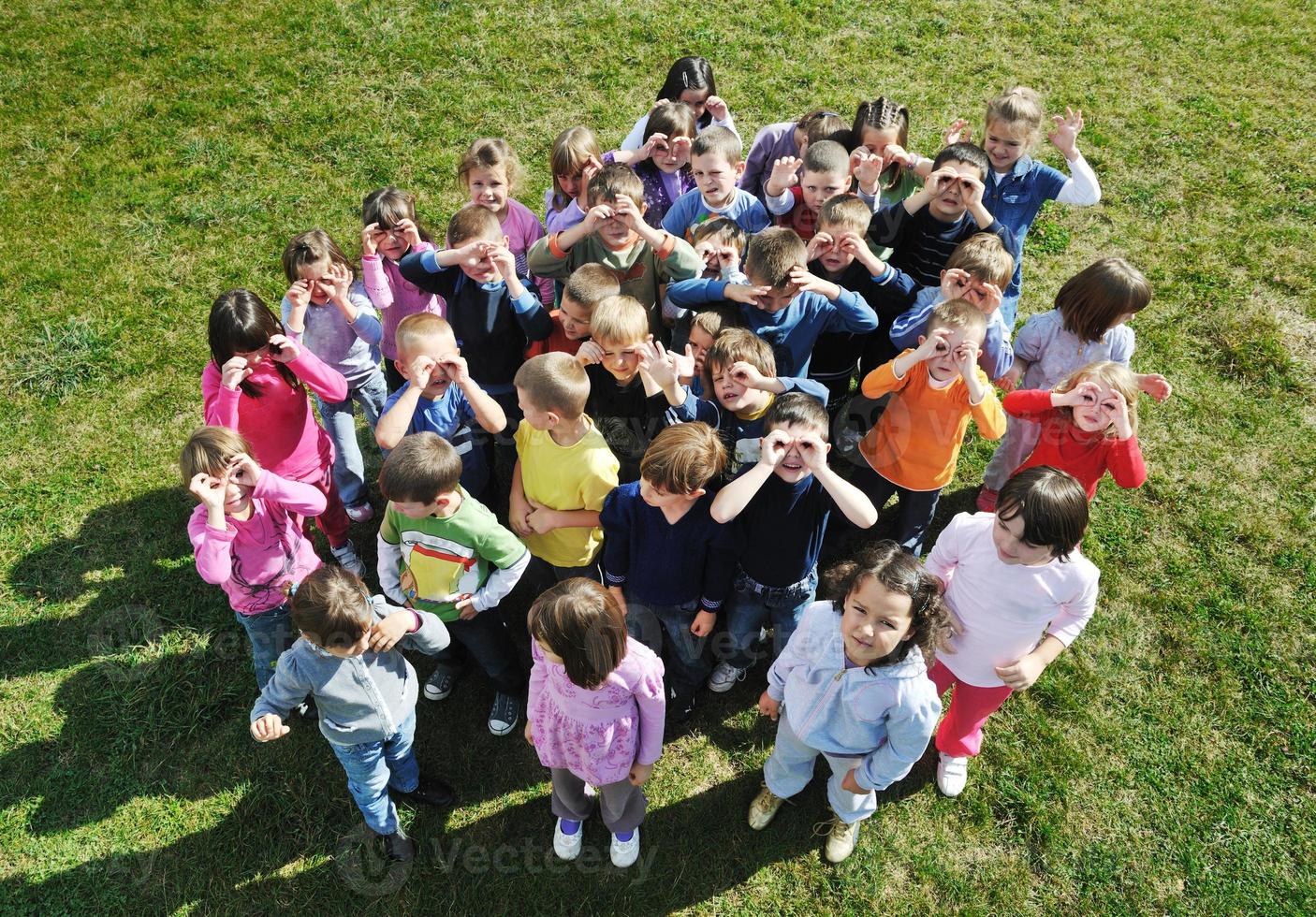 los niños en edad preescolar al aire libre se divierten foto