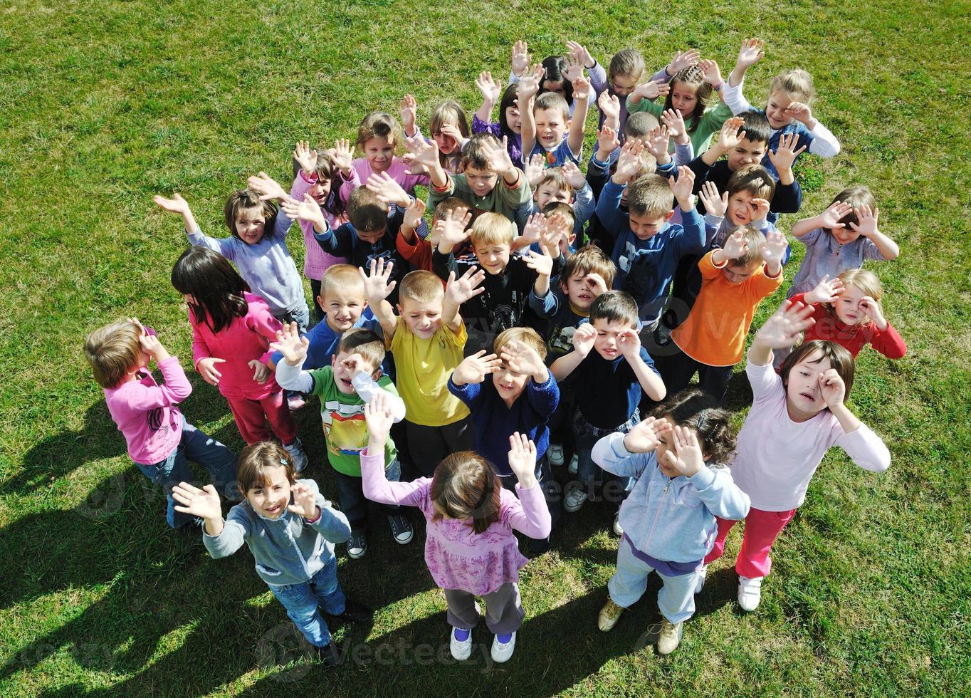 los niños en edad preescolar al aire libre se divierten foto