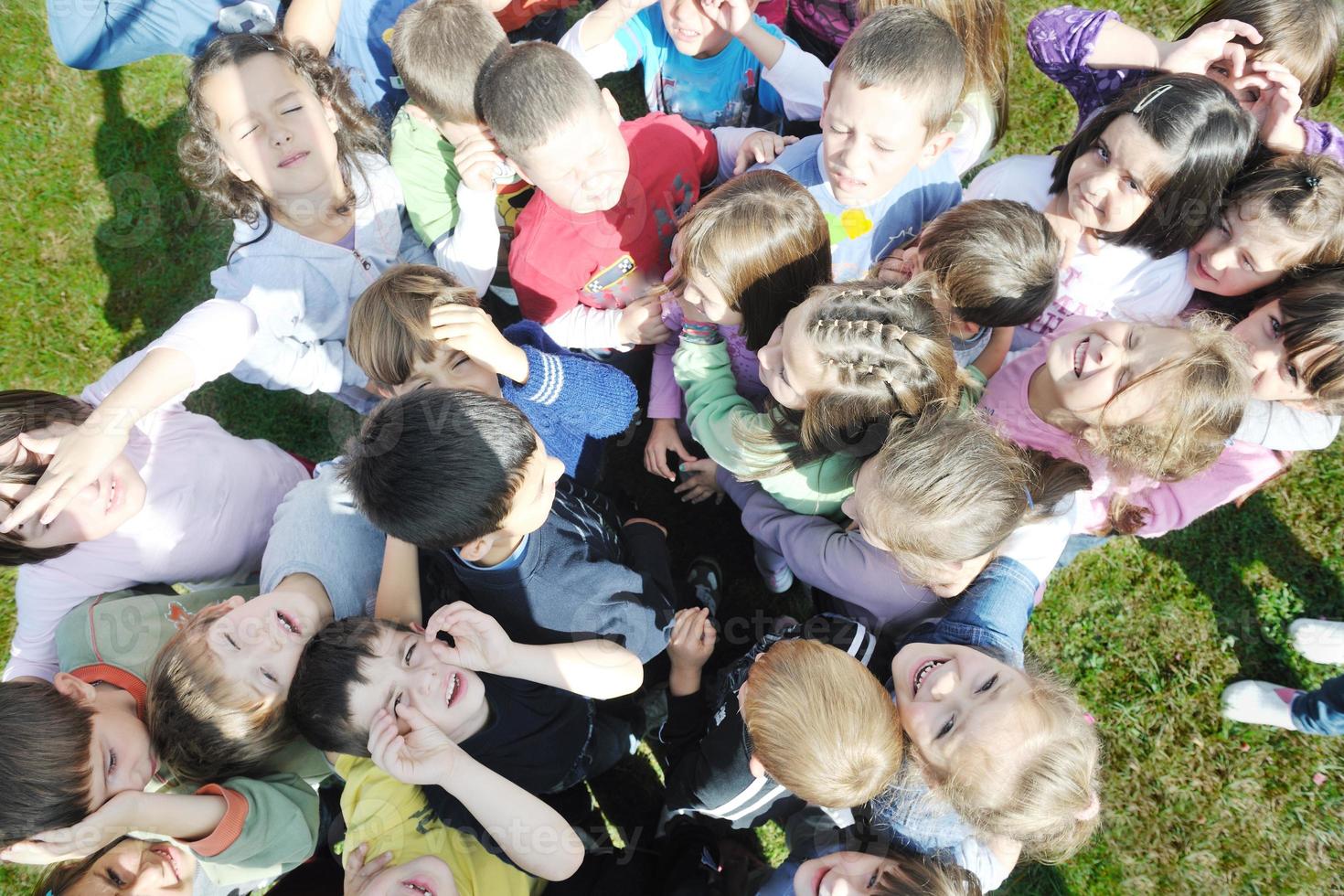 los niños en edad preescolar al aire libre se divierten foto