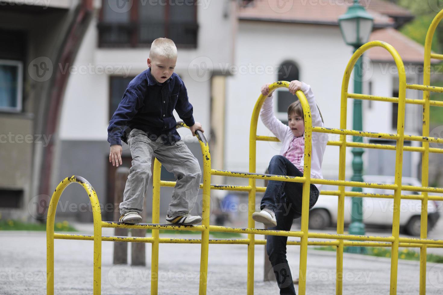 feliz hermano y hermana al aire libre en el parque foto