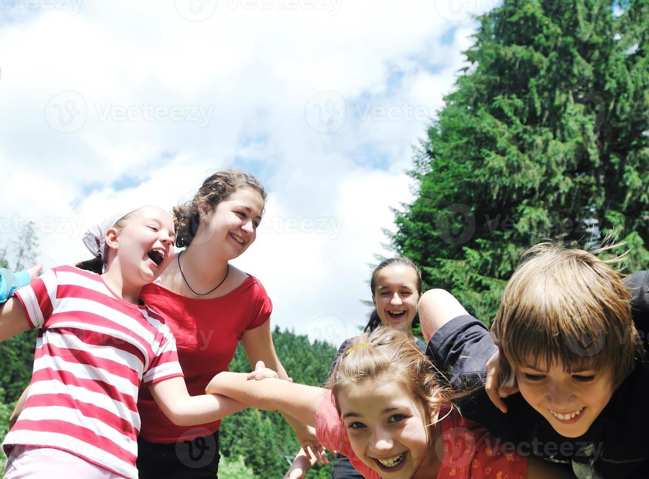 grupo de niños al aire libre foto