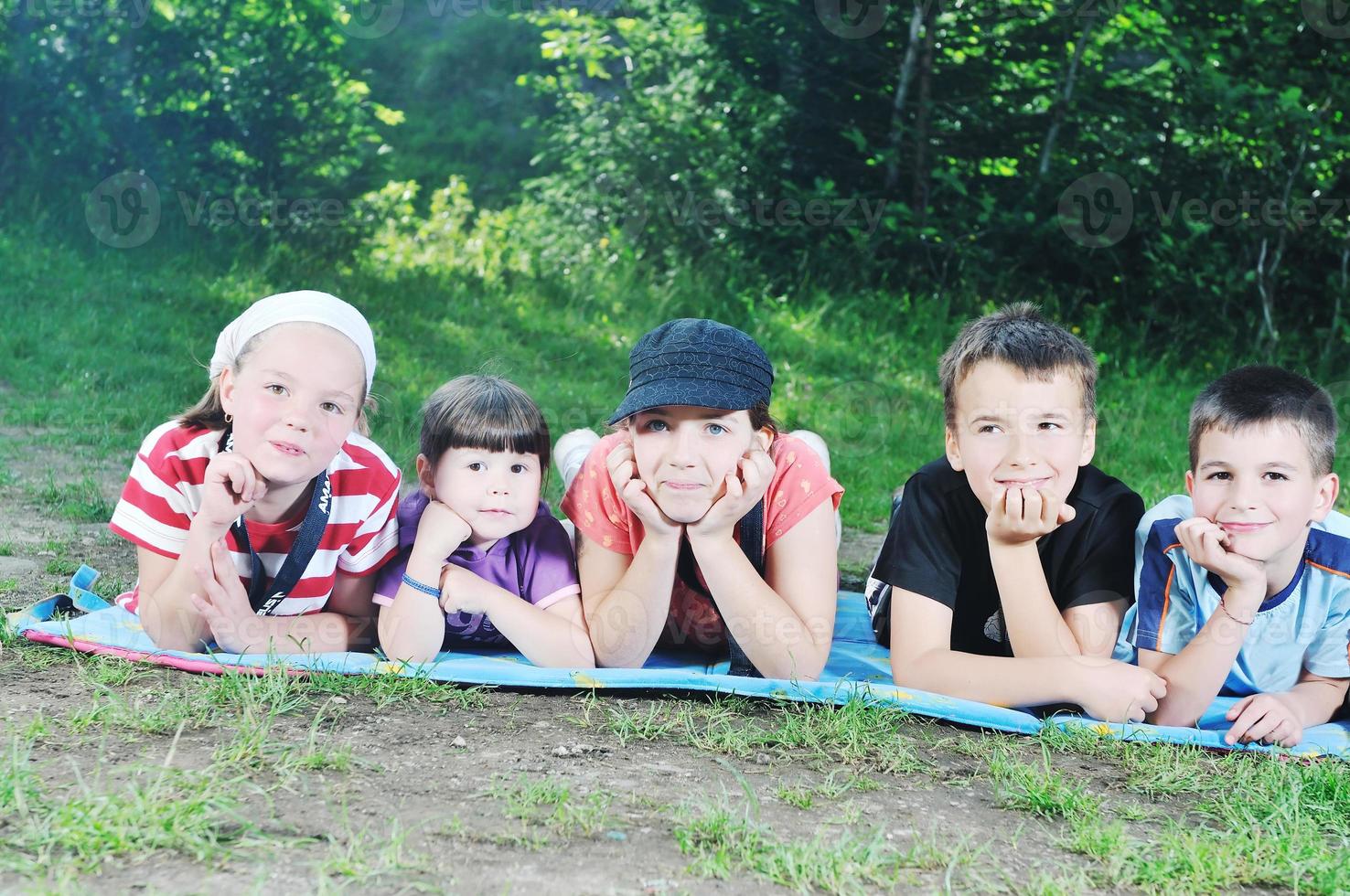 grupo de niños al aire libre foto