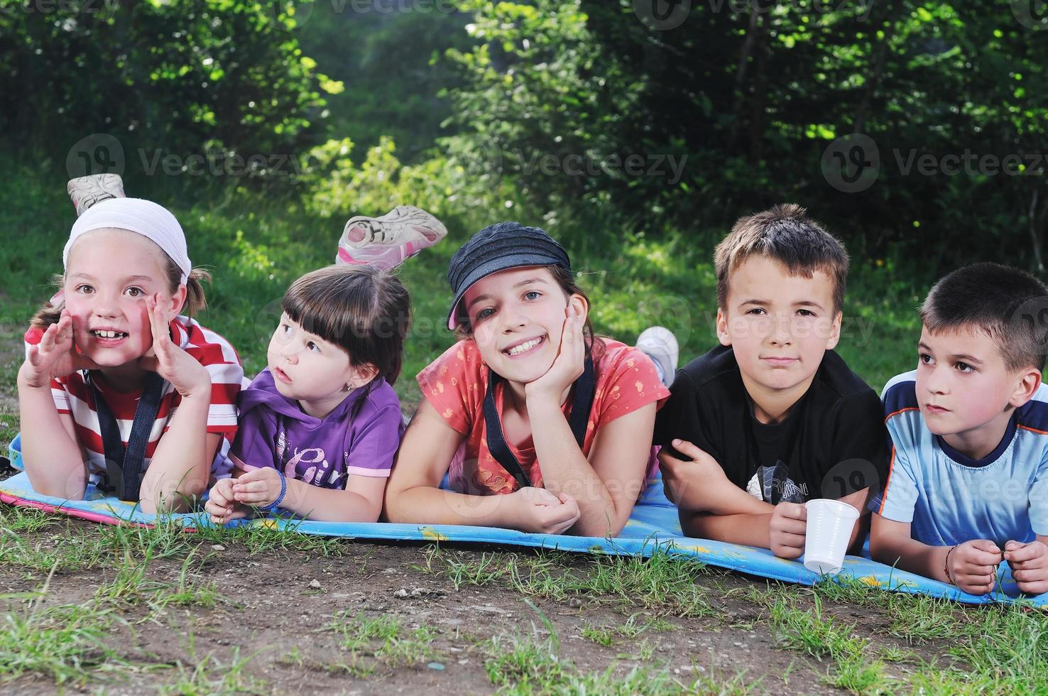 grupo de niños al aire libre foto