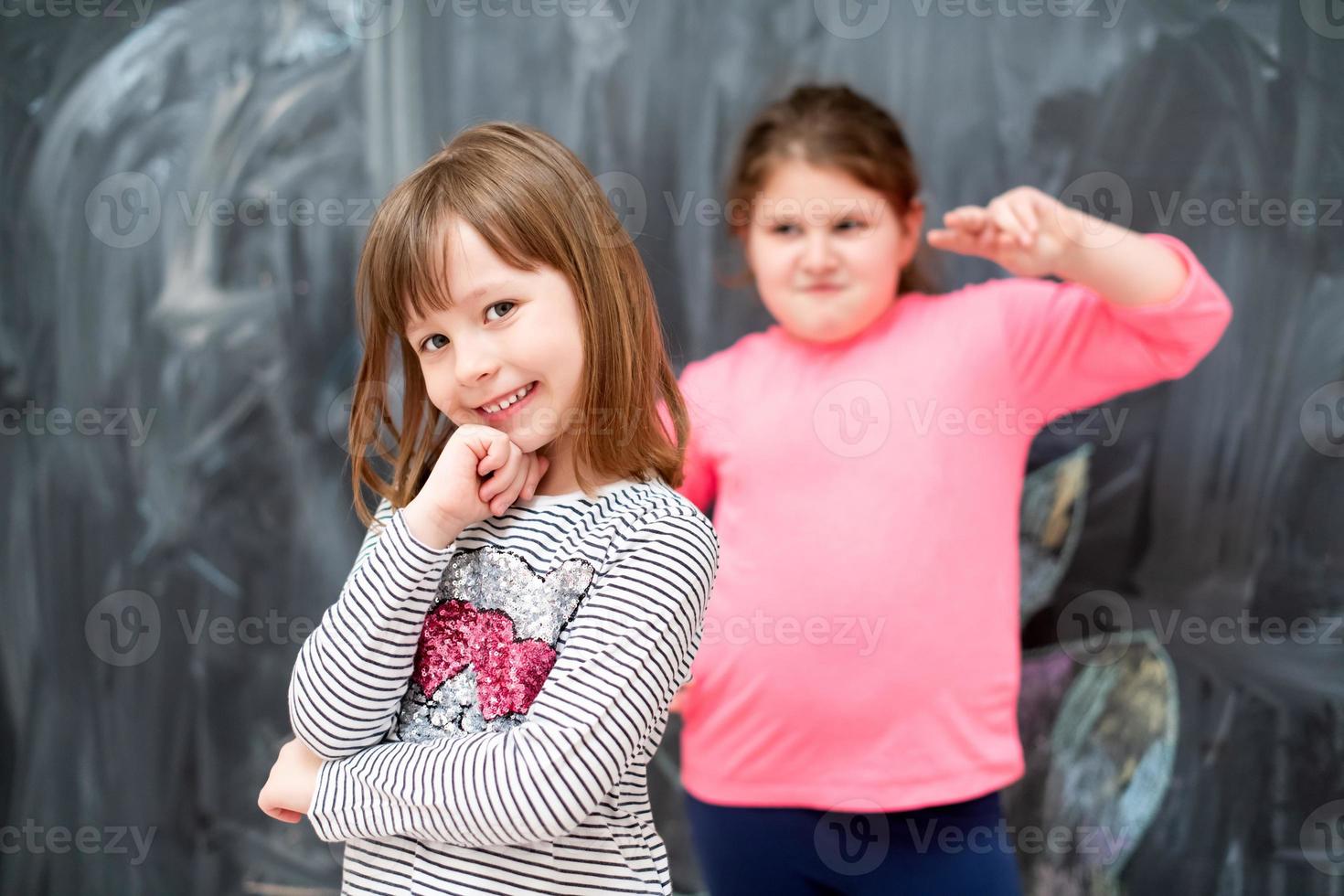 retrato de niñas frente a la pizarra foto