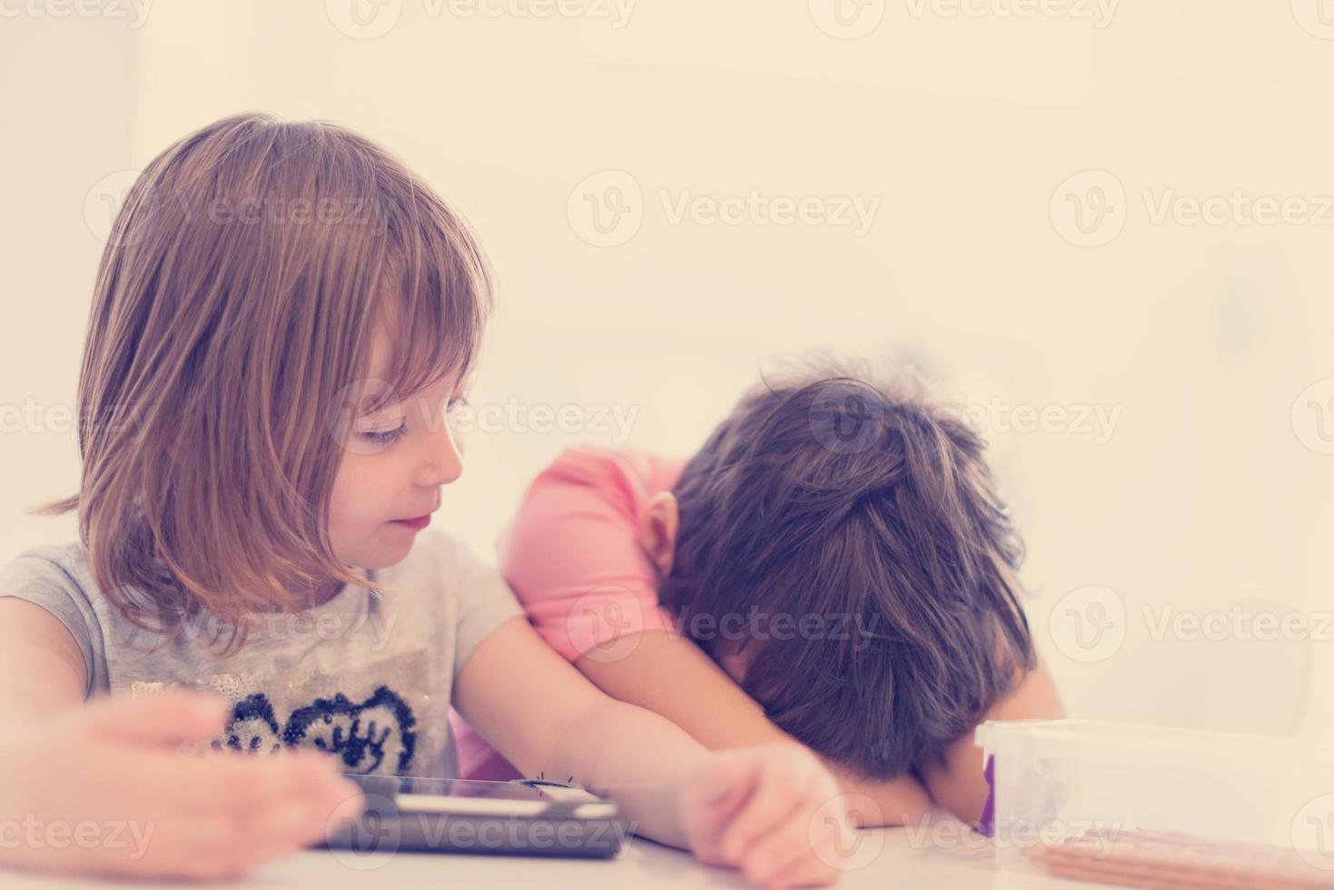 lindo hermanito y hermana divirtiéndose en casa foto