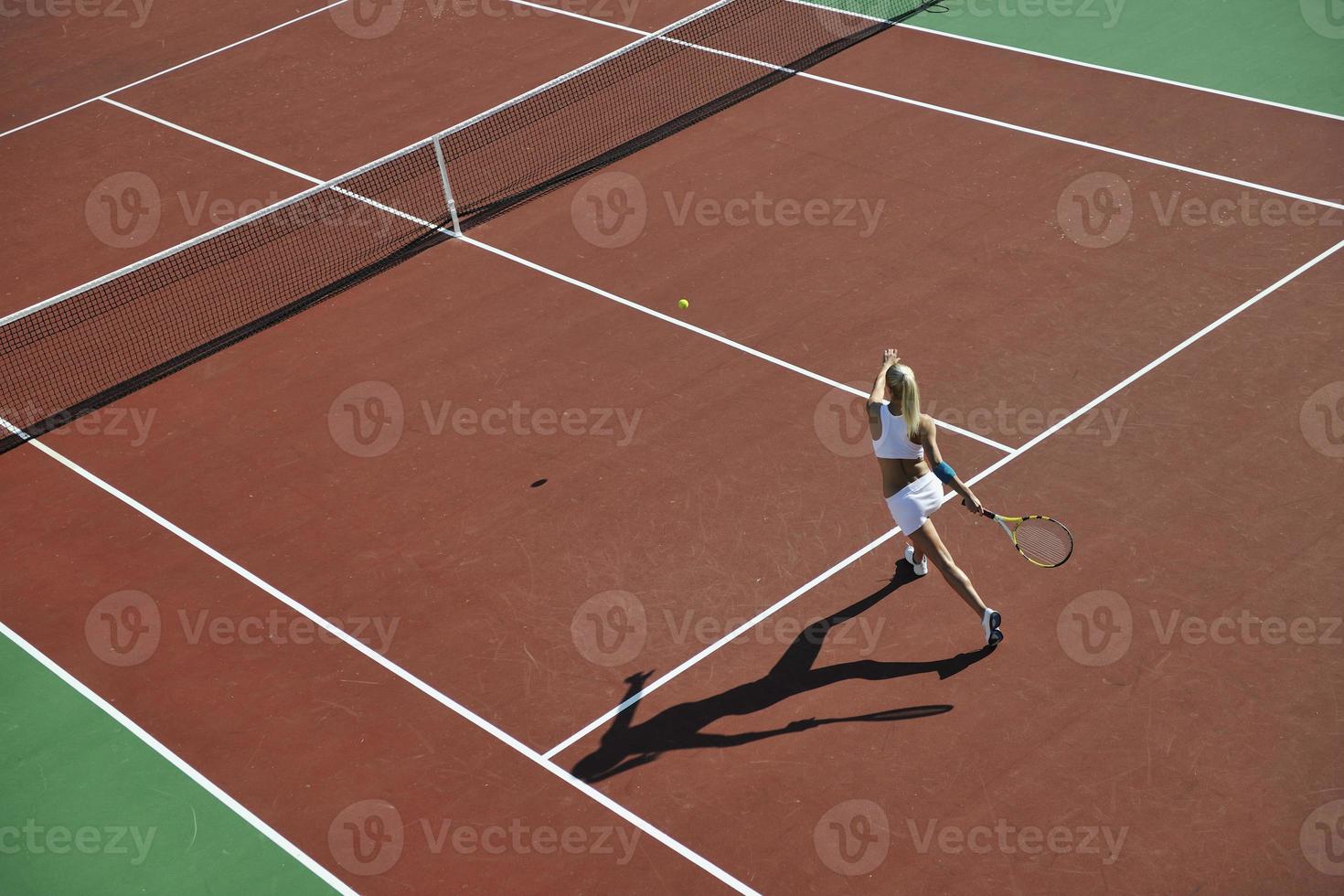 mujer joven jugar al tenis foto