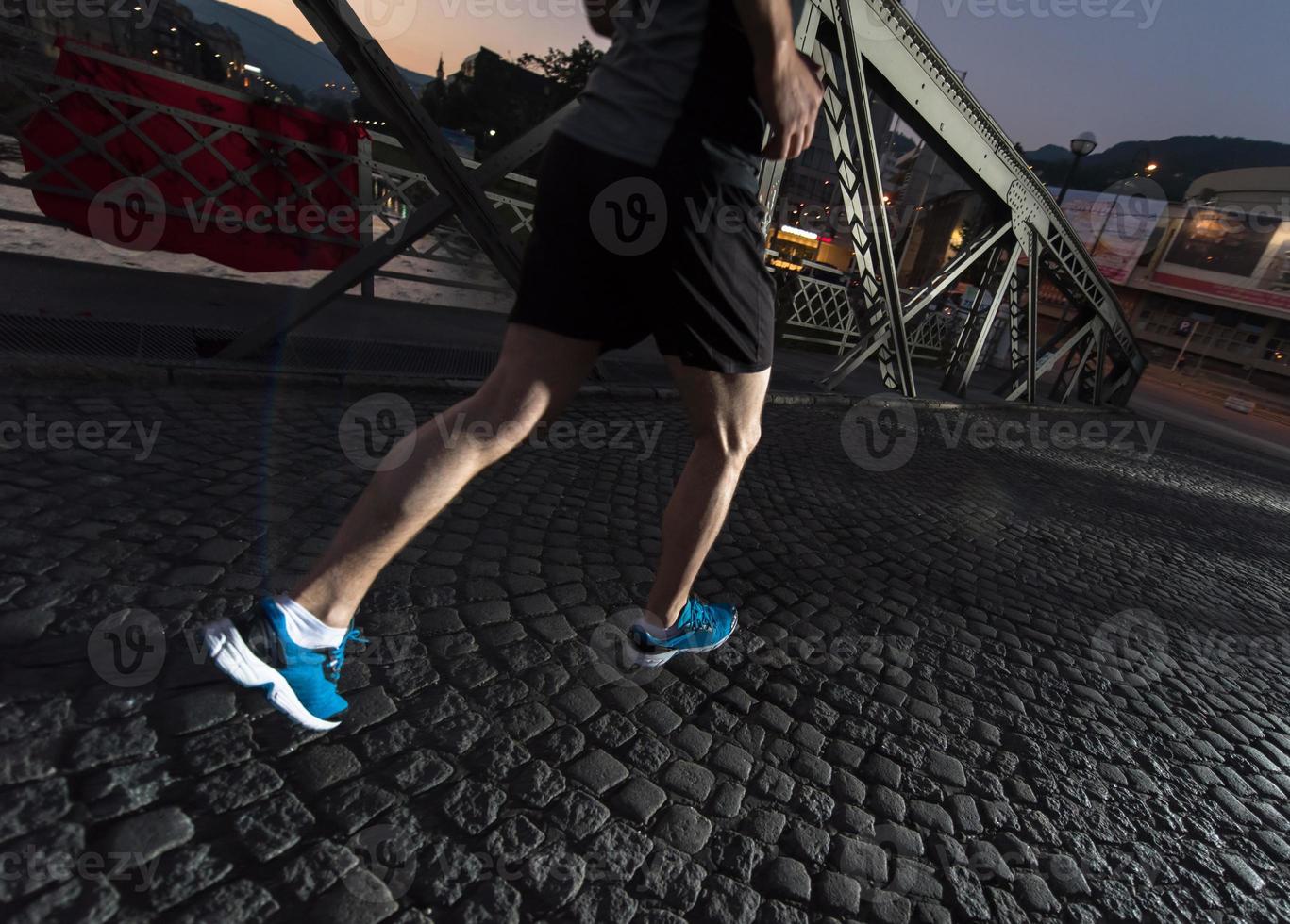 hombre corriendo por el puente en la ciudad foto