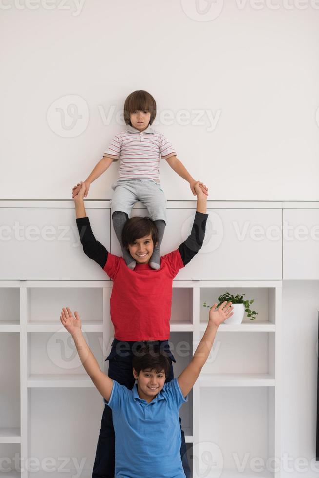 chicos jóvenes posando alineados a cuestas foto