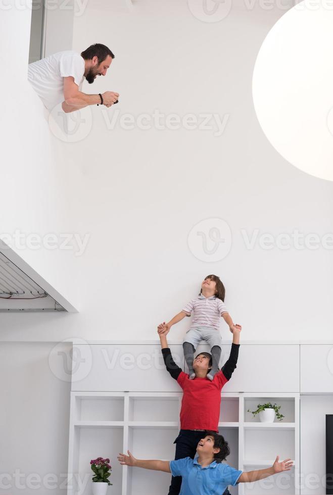 chicos jóvenes posando alineados a cuestas foto