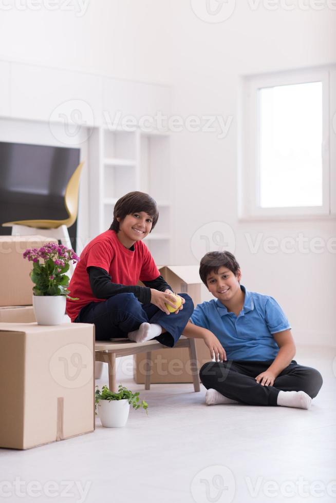 chicos con cajas de cartón a su alrededor foto