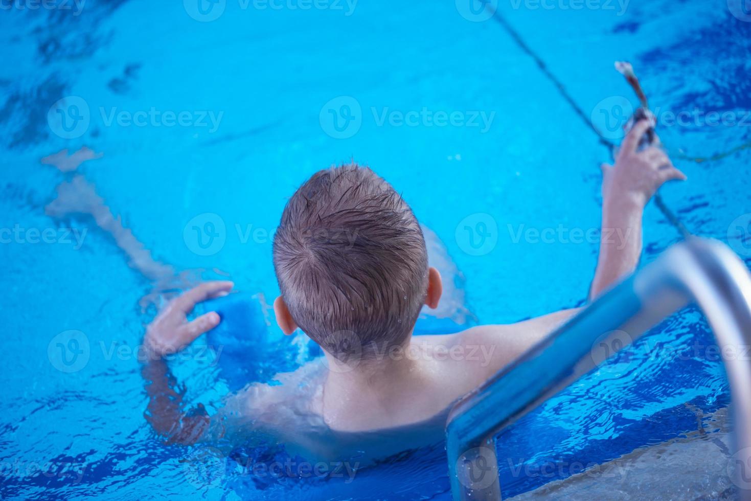 niño nadando caca foto