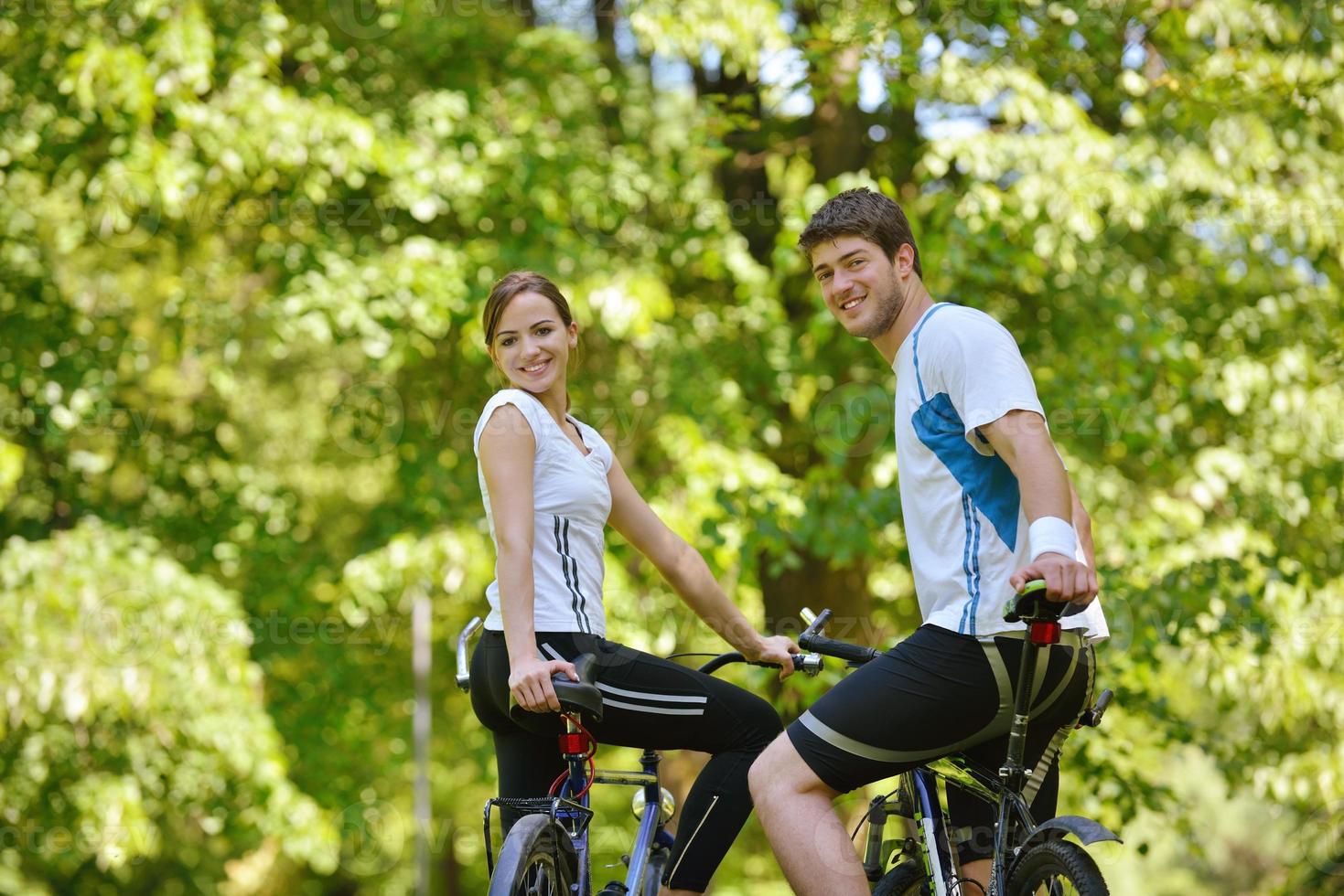 pareja feliz montando bicicleta al aire libre foto