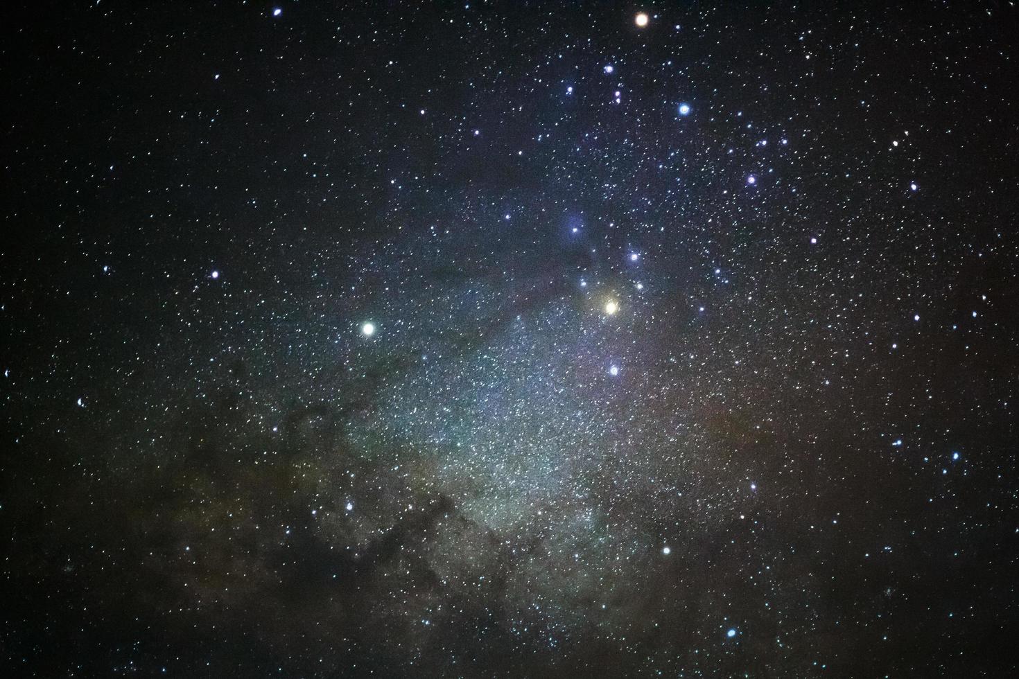 primer plano - una vista de gran angular de la región de antares de la vía láctea foto