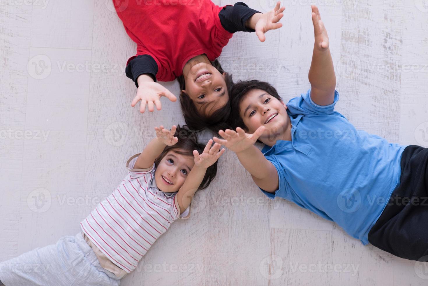 jóvenes divirtiéndose en el suelo foto