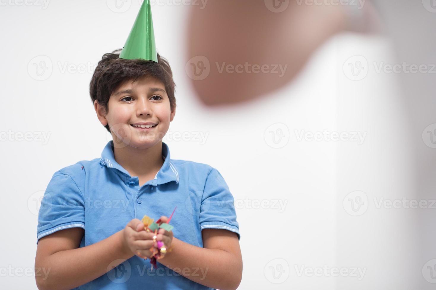 niño soplando confeti foto