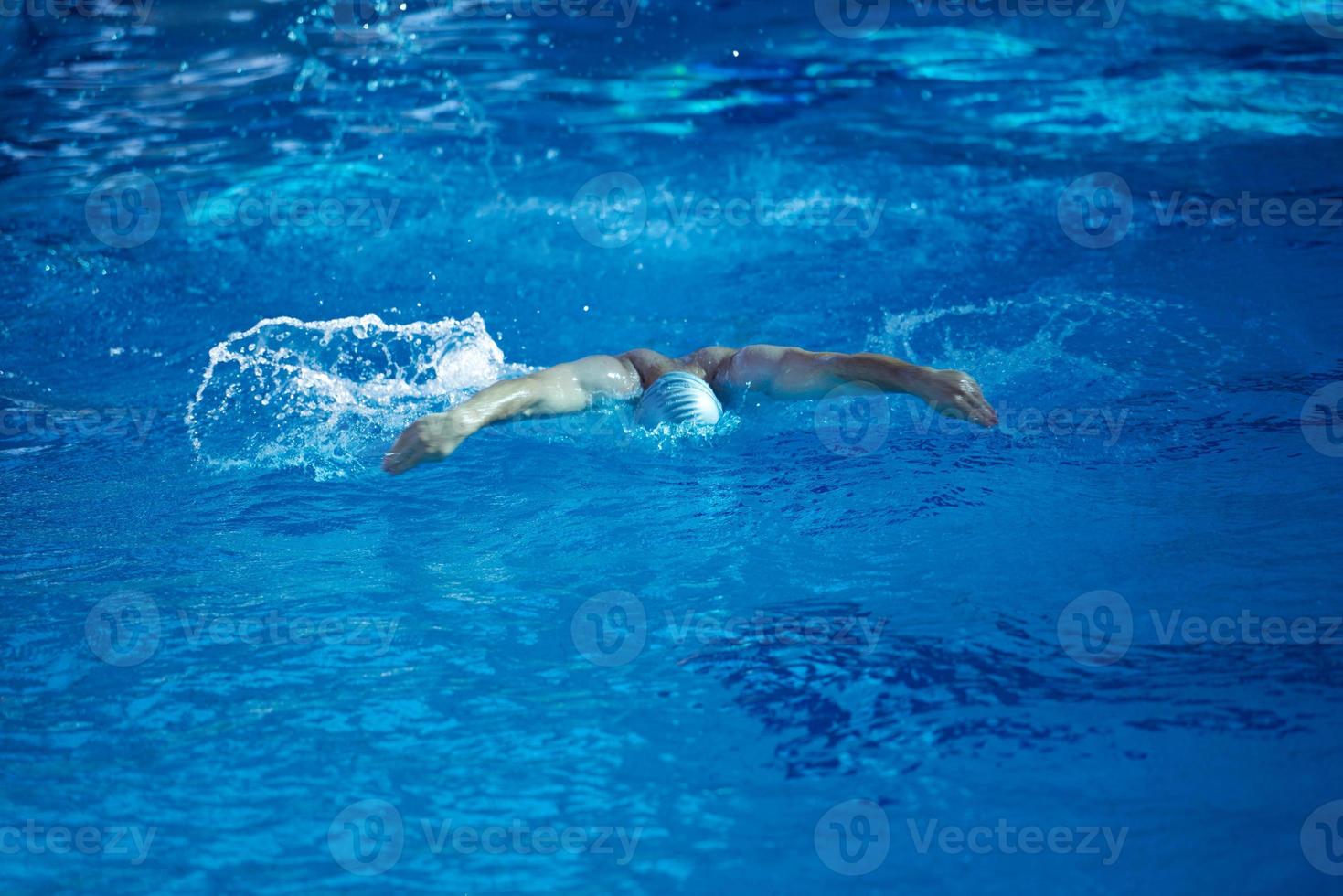 ejercicio de nadador en piscina cubierta foto